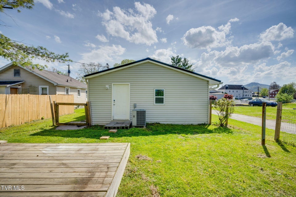 Photo #23: 924 Campbell Street