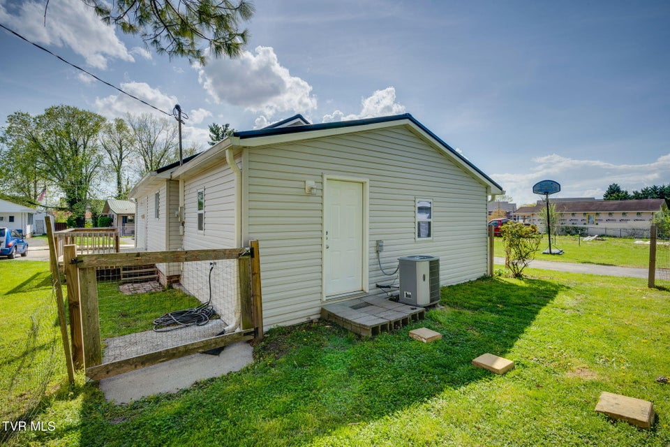 Photo #24: 924 Campbell Street