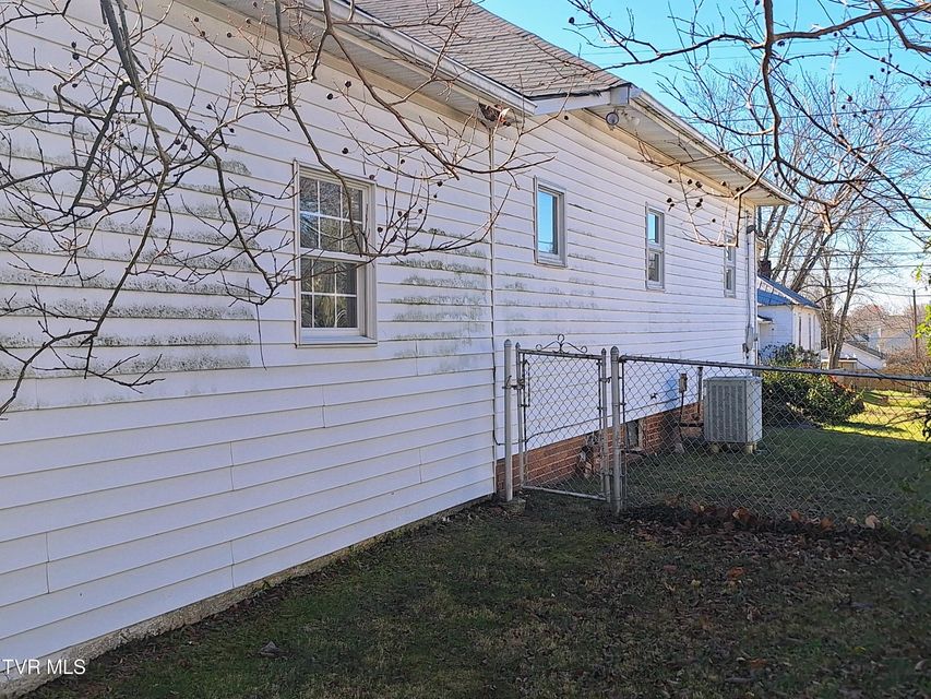 Photo #11: 949 Fairview Avenue