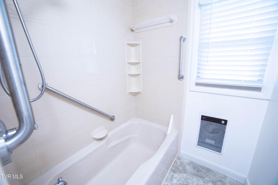 Photo #23: 320 Bell Street