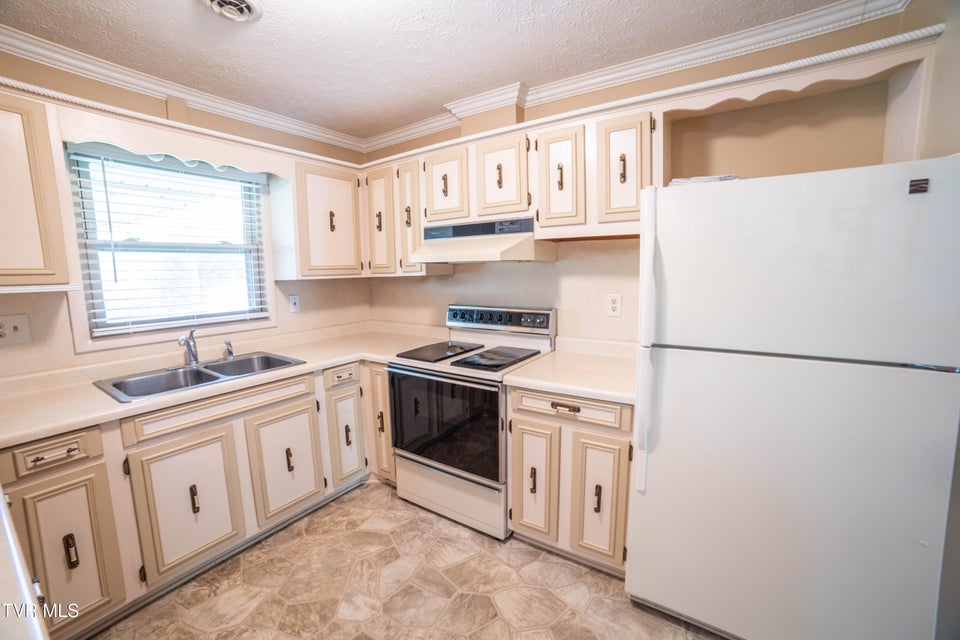 Photo #13: 320 Bell Street