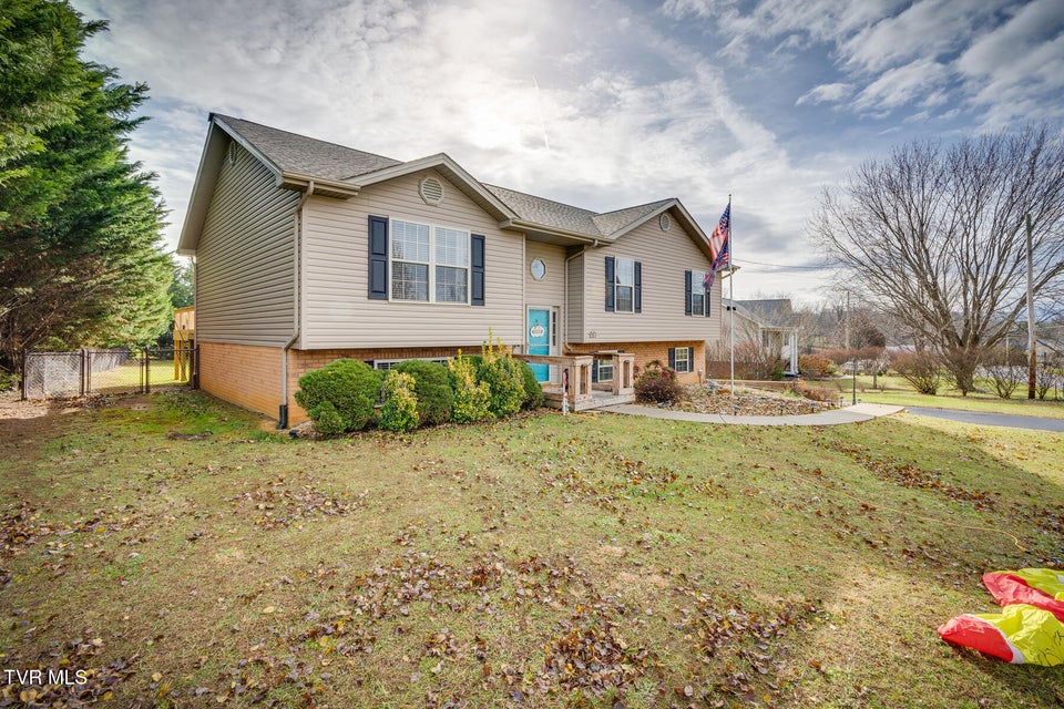 Photo #2: 221 Mulberry Bend