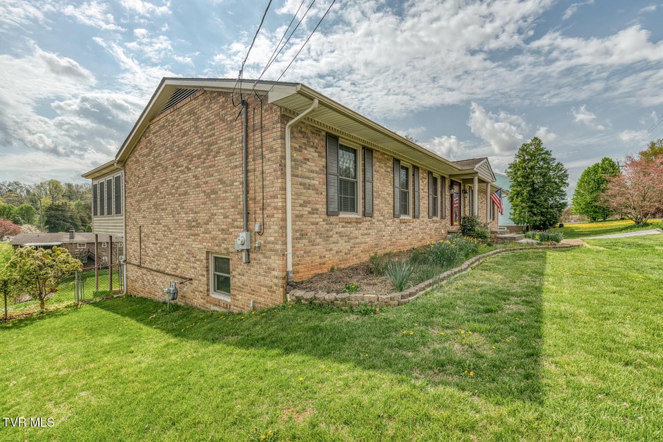 Photo #3: 941 Meadow Lane