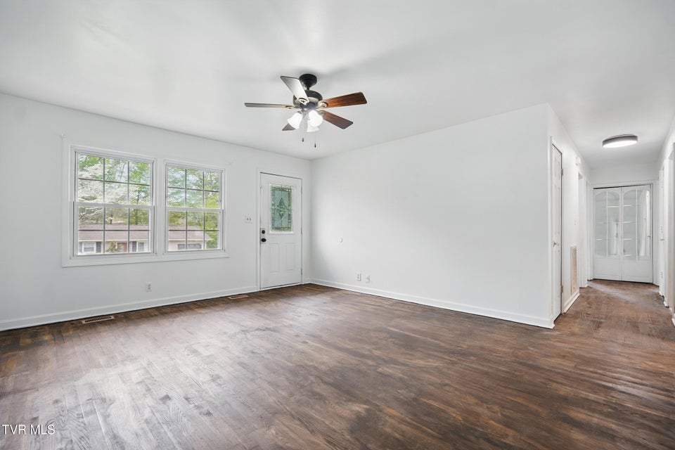 Photo #10: 607 Bradley Street