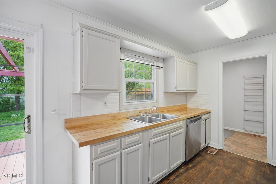 Photo #8: 607 Bradley Street