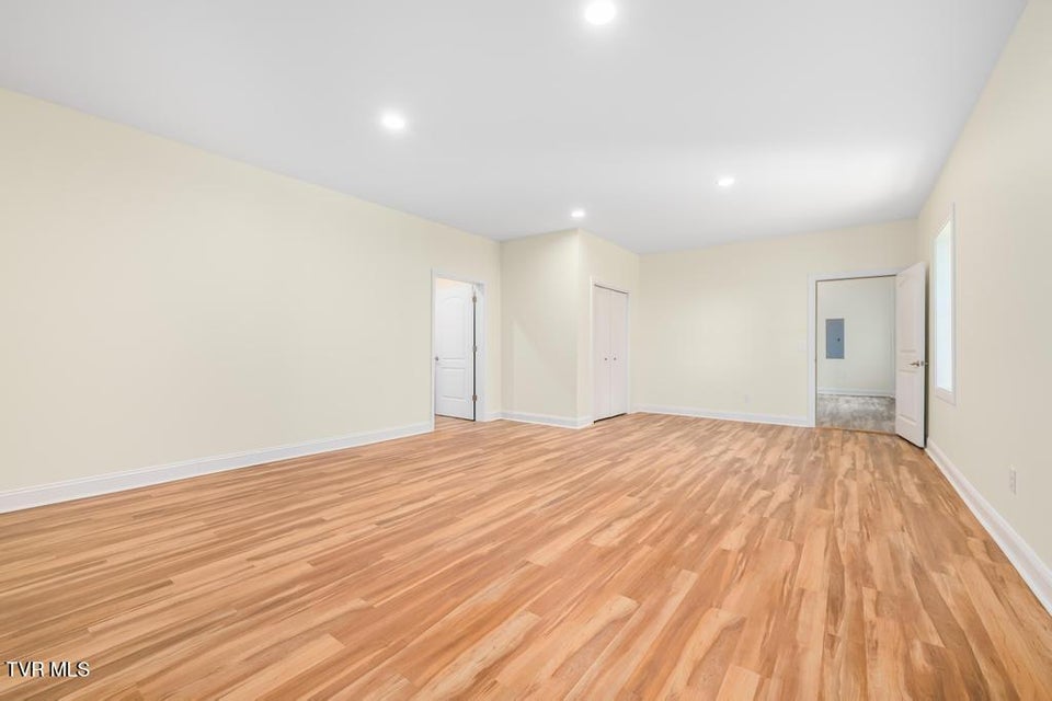 Photo #41: 474 Grovemont Place