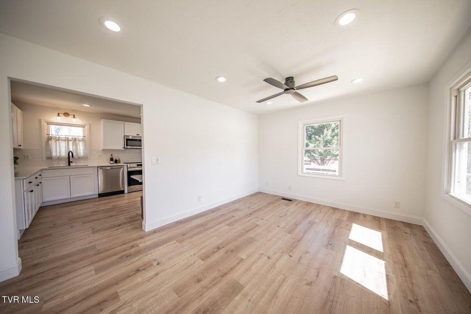 Photo #7: 839 Navaho Dr