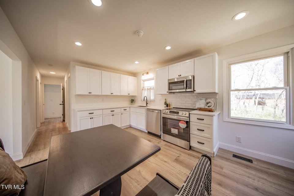 Photo #10: 839 Navaho Dr