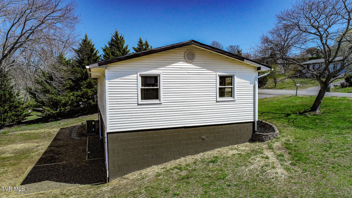Photo #27: 839 Navaho Dr