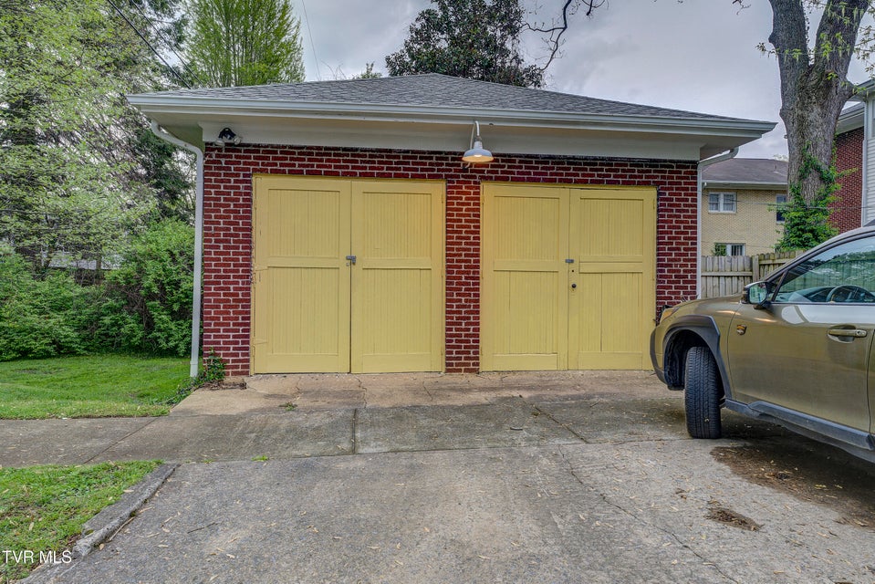Photo #51: 601 Unaka Avenue