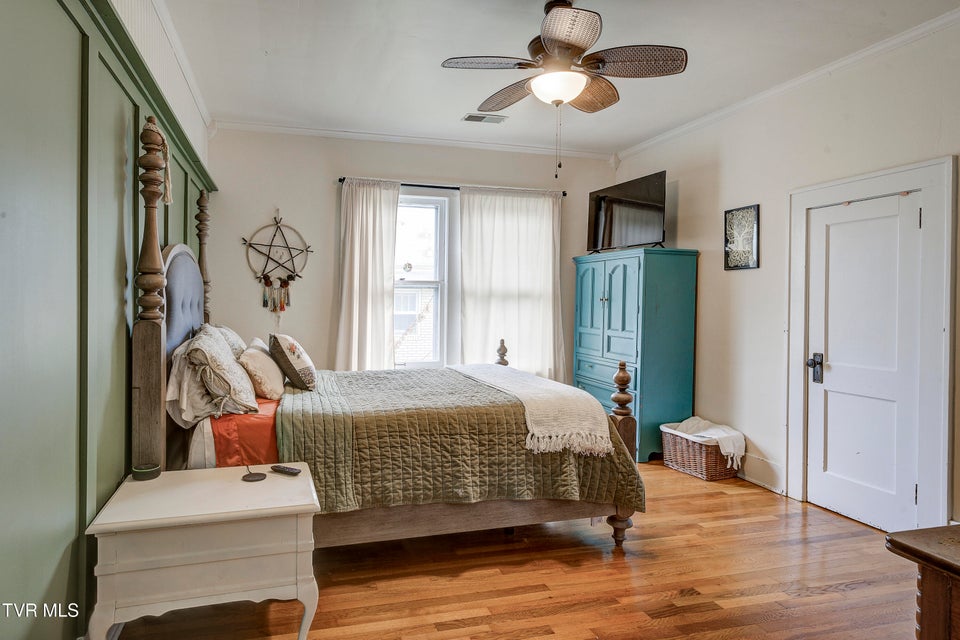 Photo #32: 601 Unaka Avenue