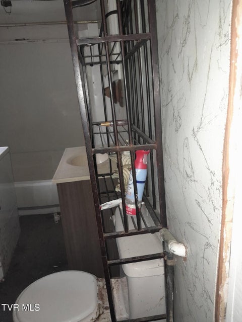 Photo #13: 109 Chestnut Avenue