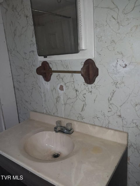 Photo #14: 109 Chestnut Avenue