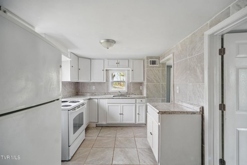 Photo #10: 1133 Hill Street
