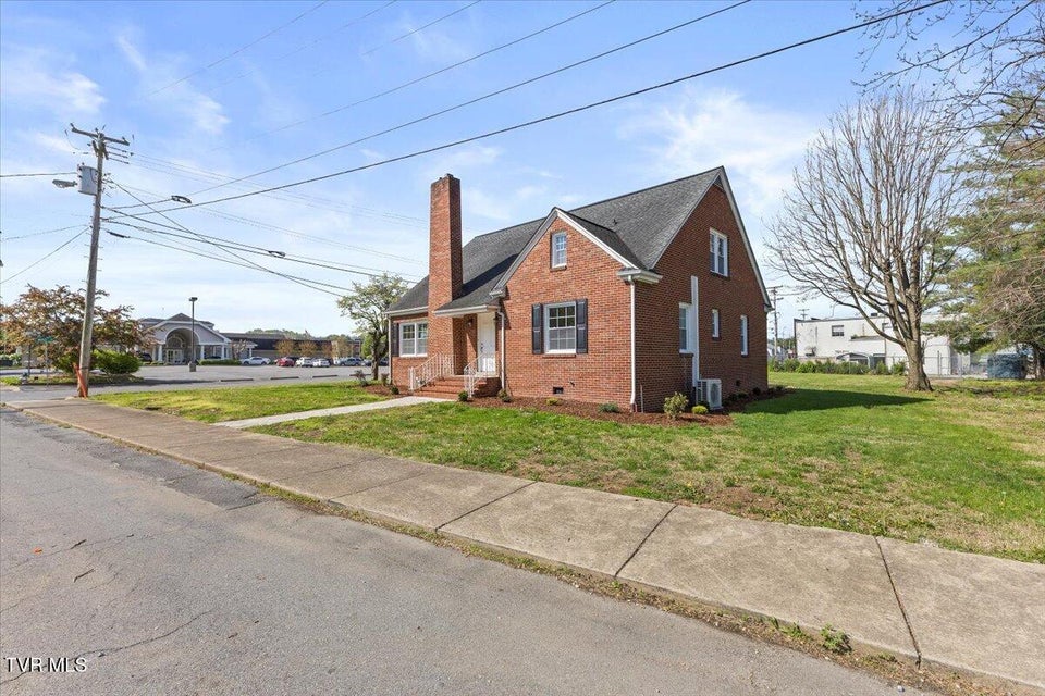 Photo #11: 223 N. Riverside Drive
