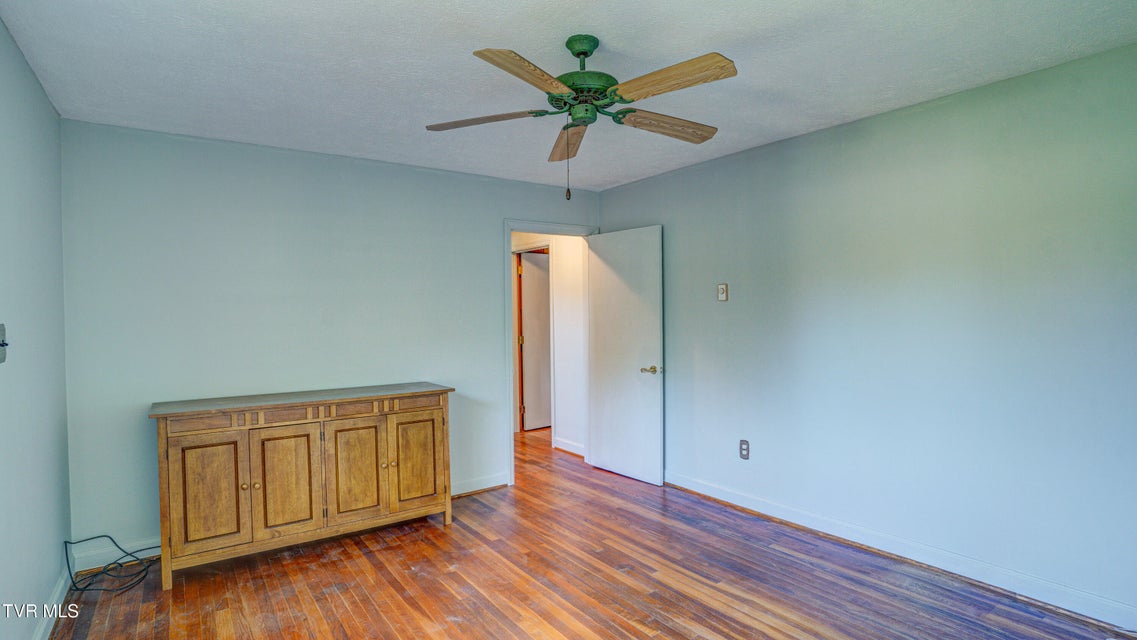 Photo #27: 202 Redwood Road