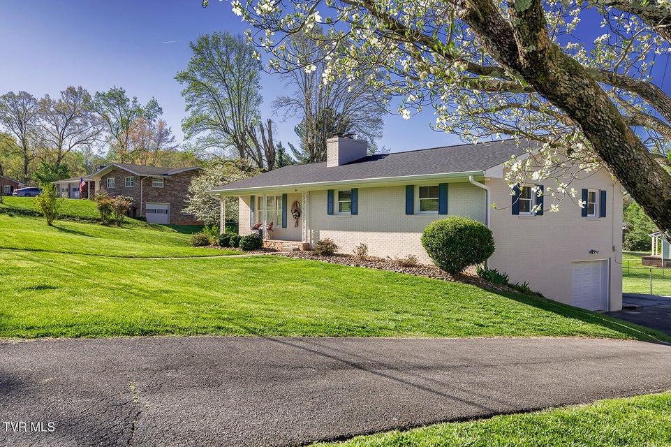 Photo #4: 306 Pinecrest Drive