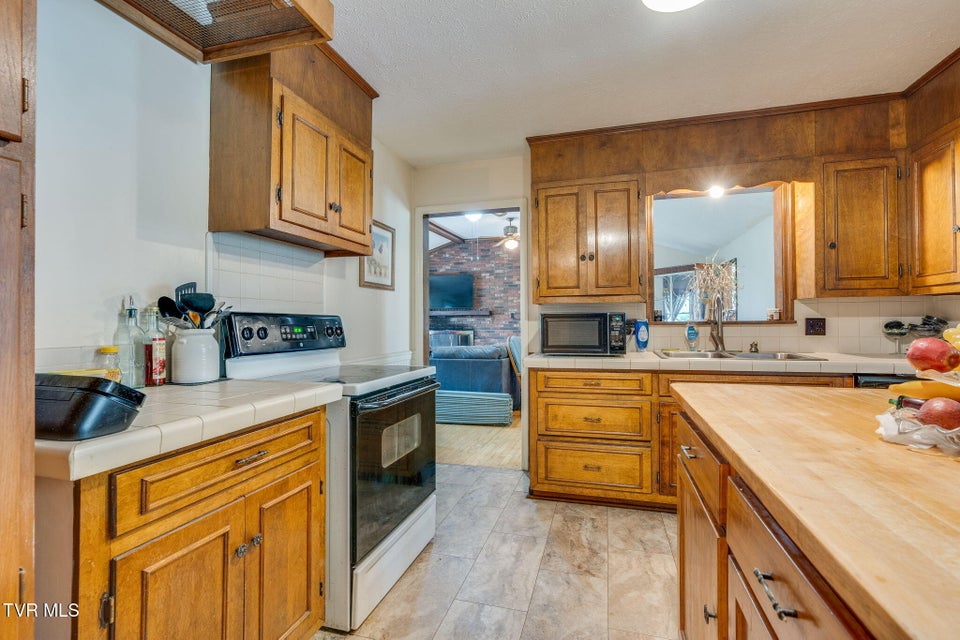 Photo #13: 226 Delaney Street
