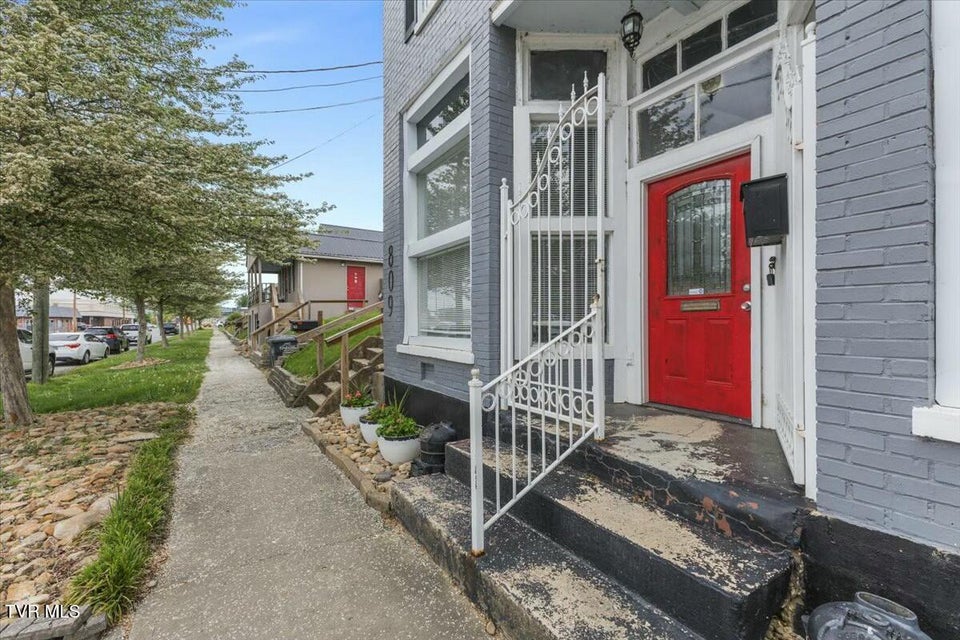Photo #6: 809 Sullivan Street