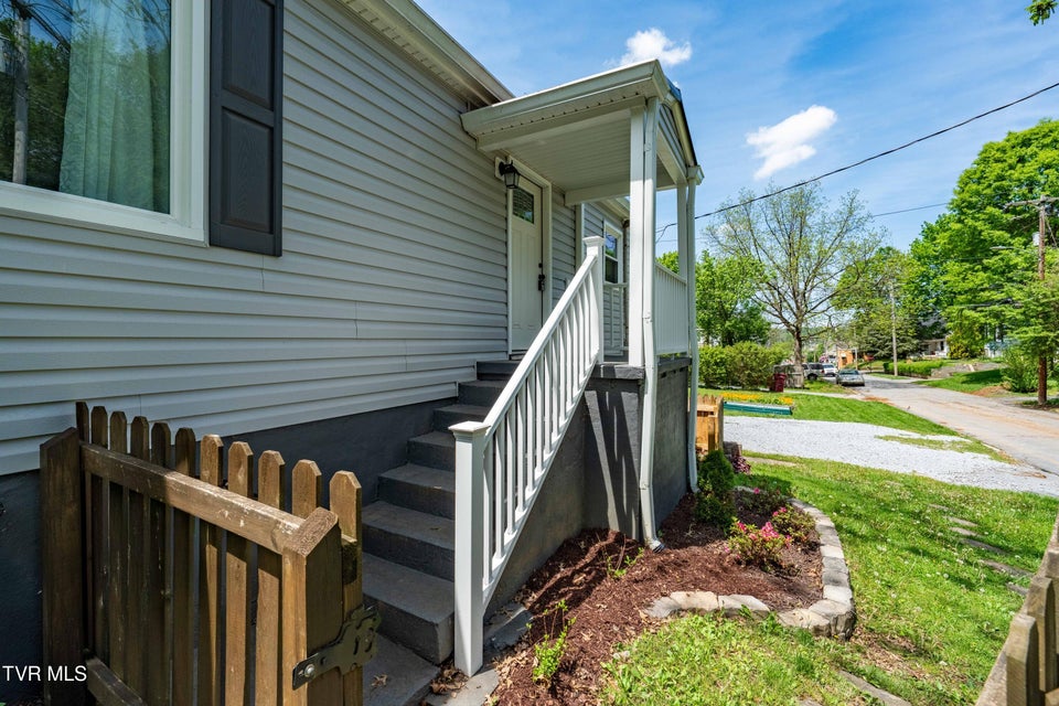 Photo #16: 400 Poplar Street