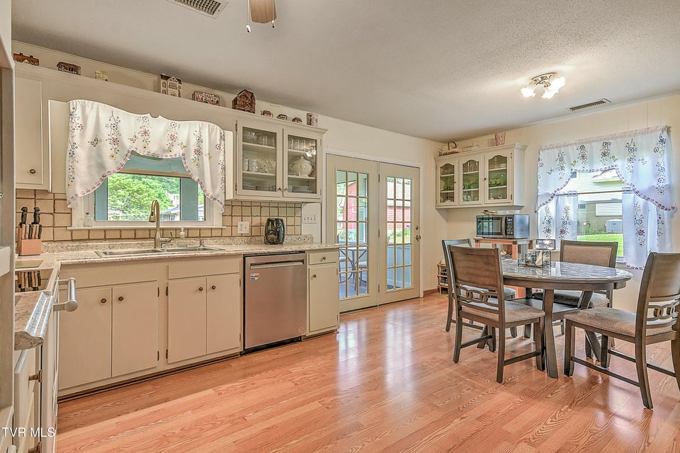 Photo #9: 612 Colonial Heights Road