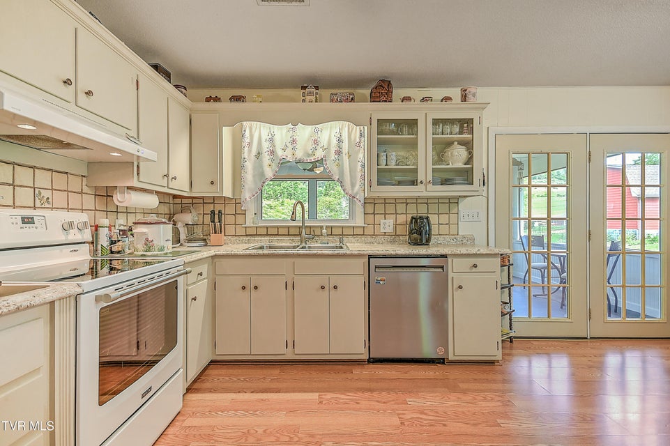 Photo #10: 612 Colonial Heights Road