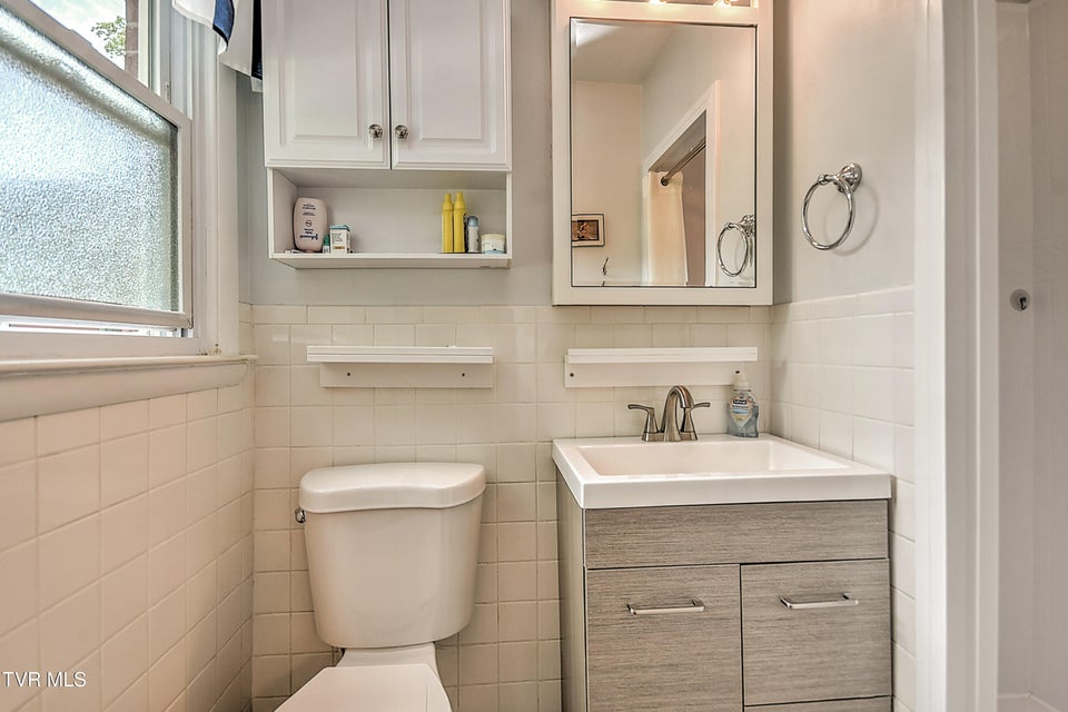 Photo #31: 612 Colonial Heights Road