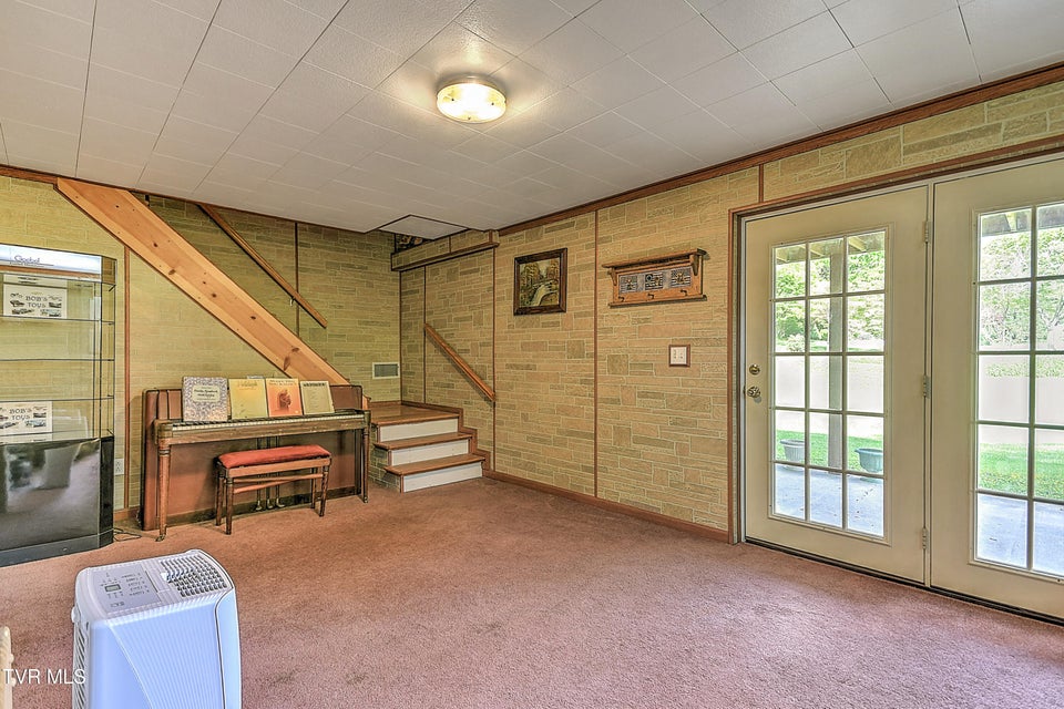 Photo #38: 612 Colonial Heights Road