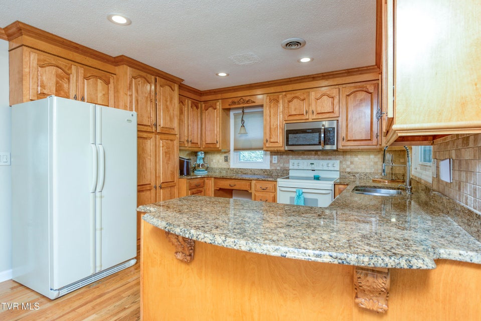 Photo #9: 515 Meadowcrest Drive