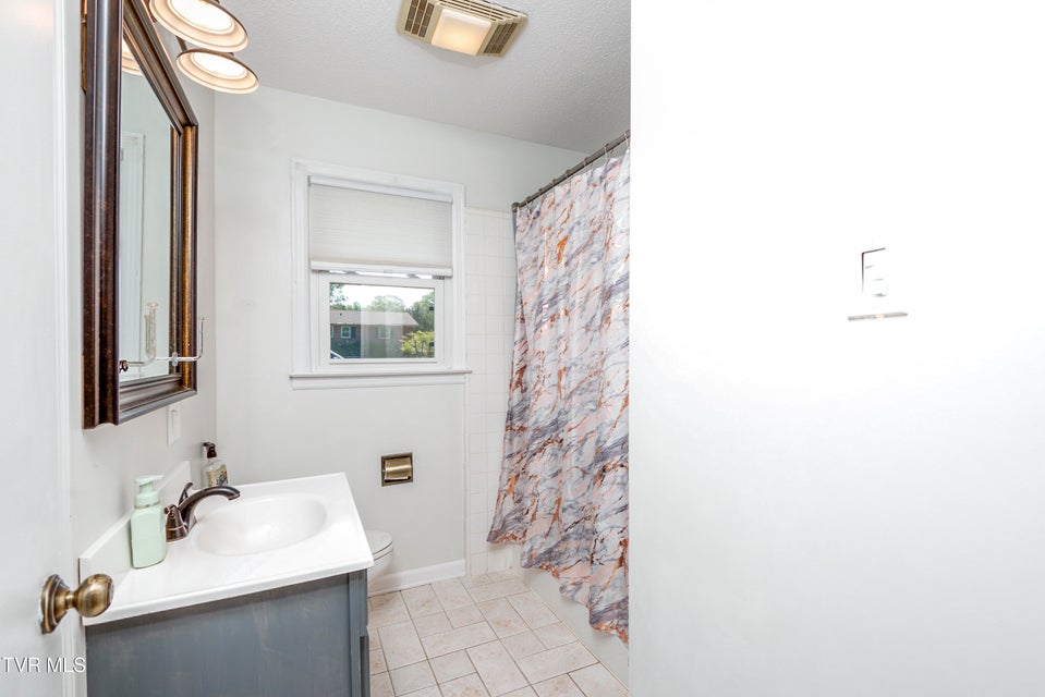 Photo #17: 515 Meadowcrest Drive