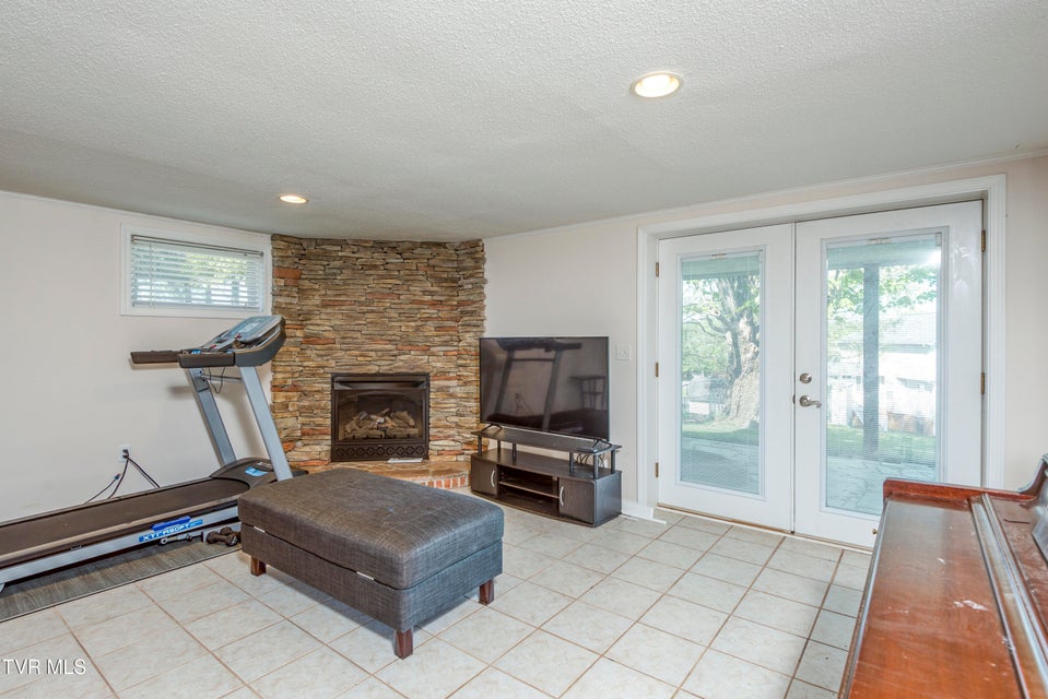 Photo #22: 515 Meadowcrest Drive