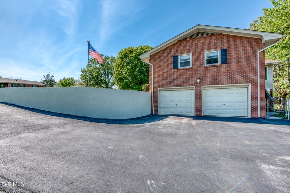 Photo #23: 515 Meadowcrest Drive