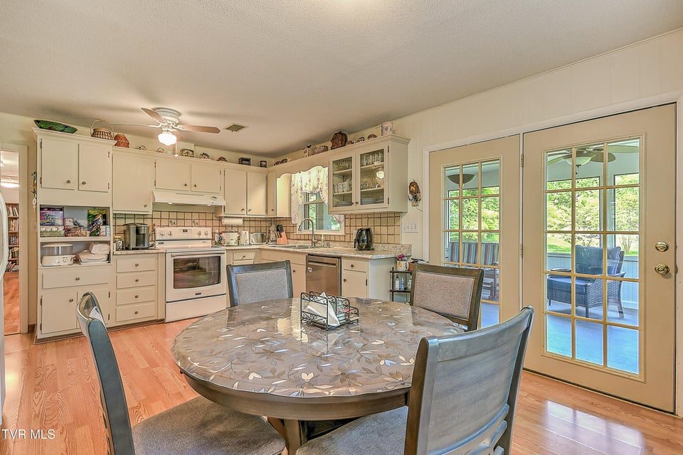 Photo #11: 612 Colonial Heights Road