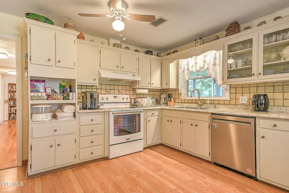 Photo #15: 612 Colonial Heights Road