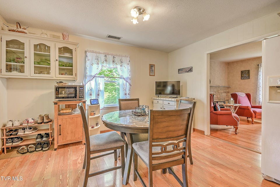Photo #17: 612 Colonial Heights Road