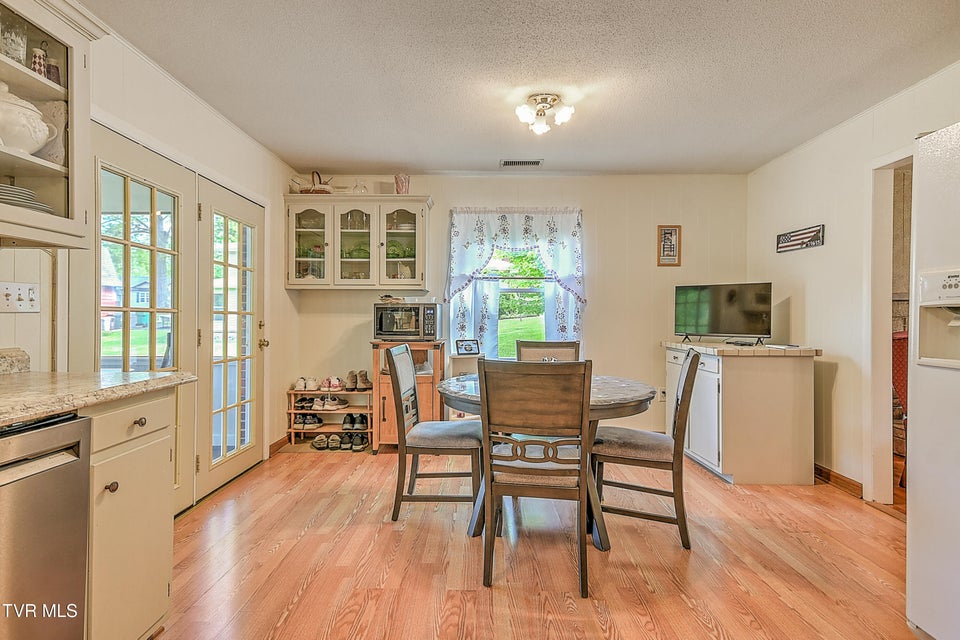 Photo #18: 612 Colonial Heights Road