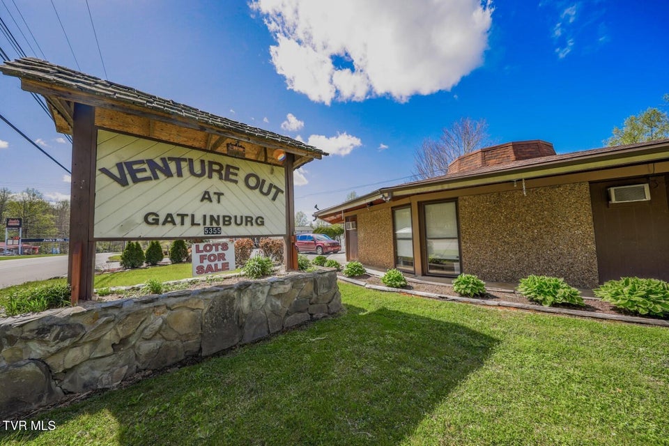 Photo #38: 5355 East Parkway Lot 56