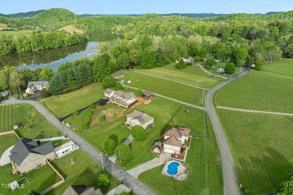 Photo #4: 208 Lakefront Lane