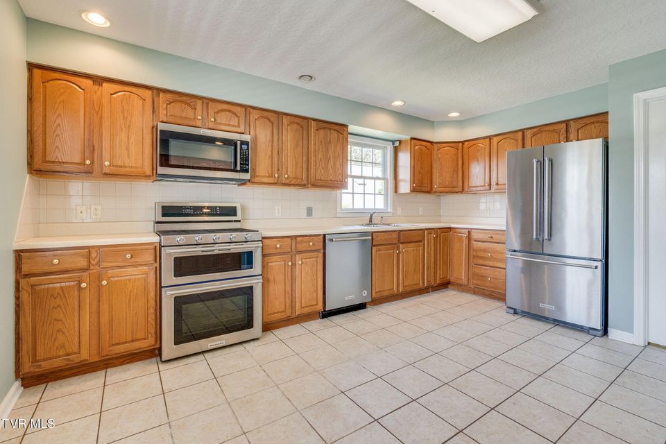 Photo #10: 610 Willowcrest Place