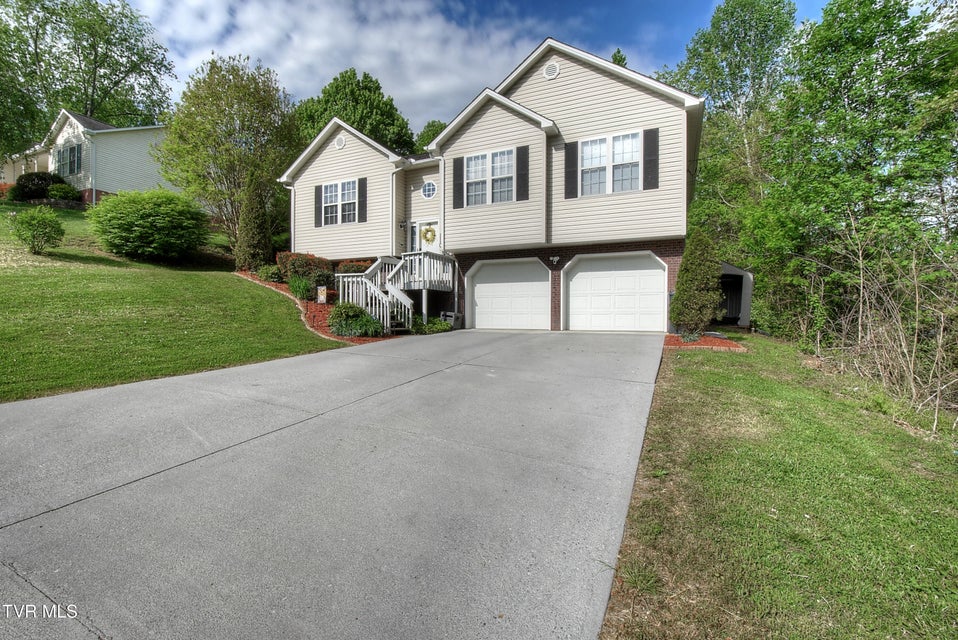 Photo #3: 110 Vanderbilt Drive