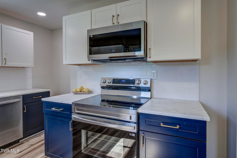 Photo #32: 157 Hawk Street