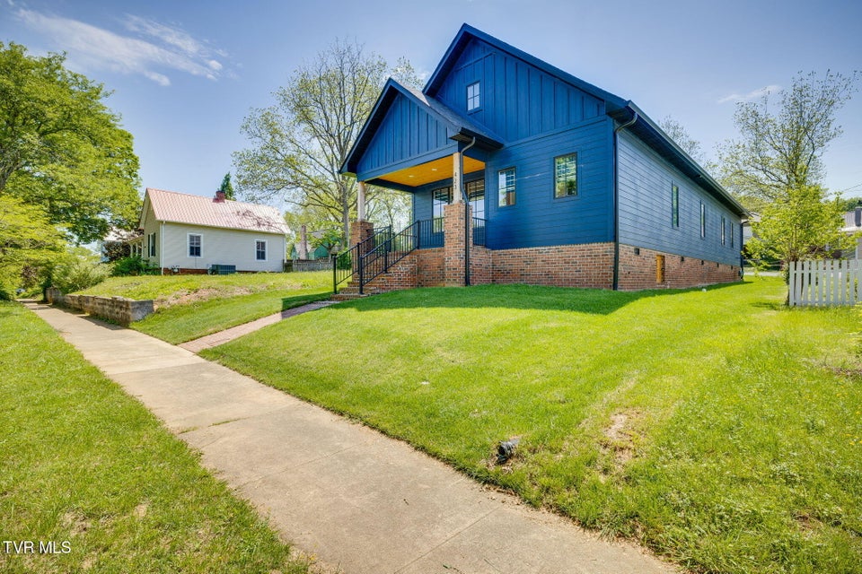 Photo #2: 423 Maple Street