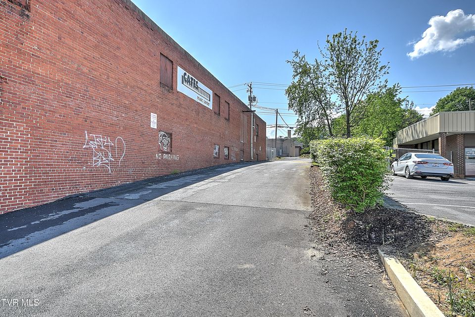Photo #9: 305 Walnut Street