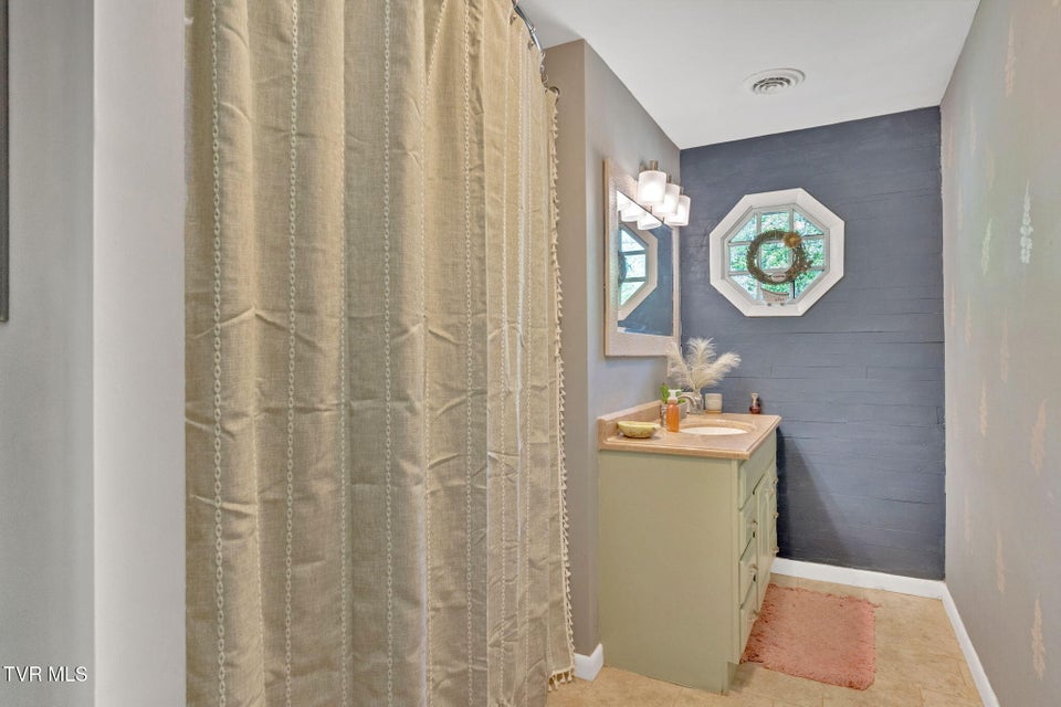 Photo #8: 123 Lincoln Avenue