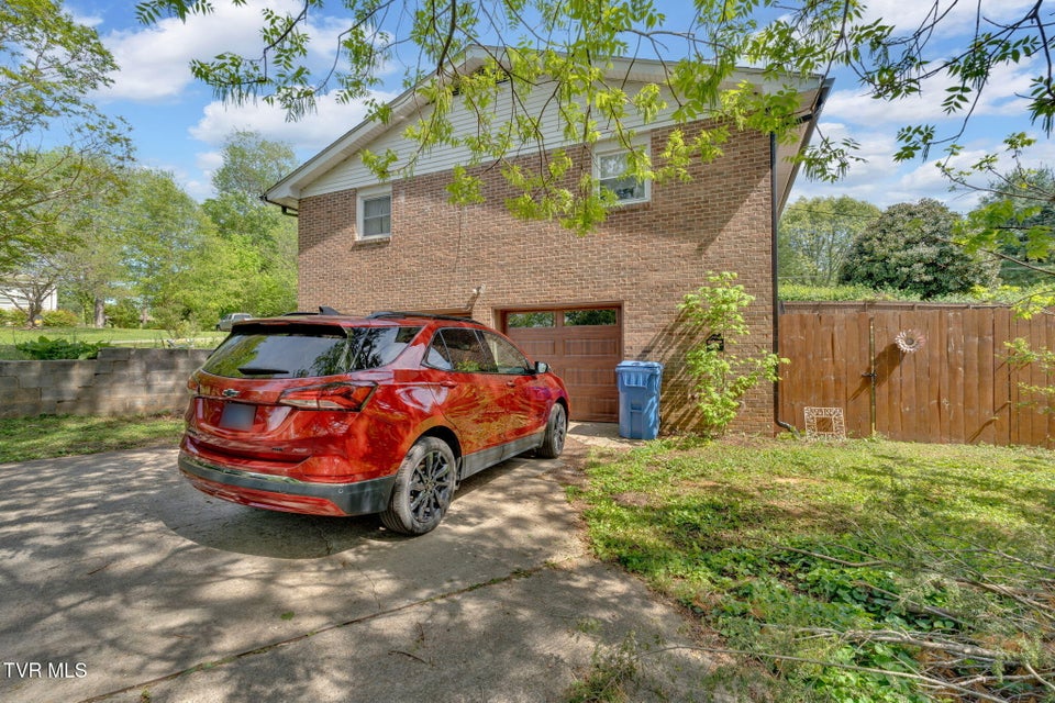 Photo #25: 123 Lincoln Avenue