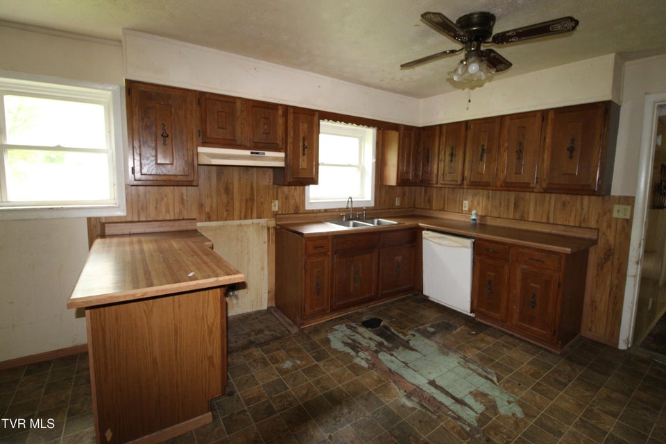 Photo #3: 301 Rose Hill Drive