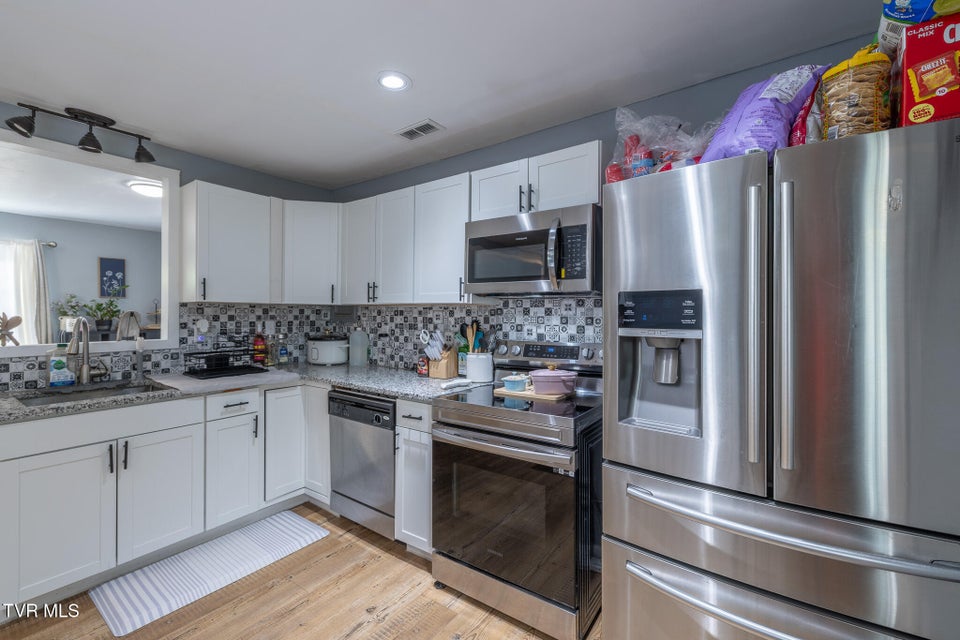Photo #6: 2624 Louise Street