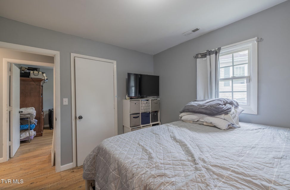 Photo #12: 2624 Louise Street