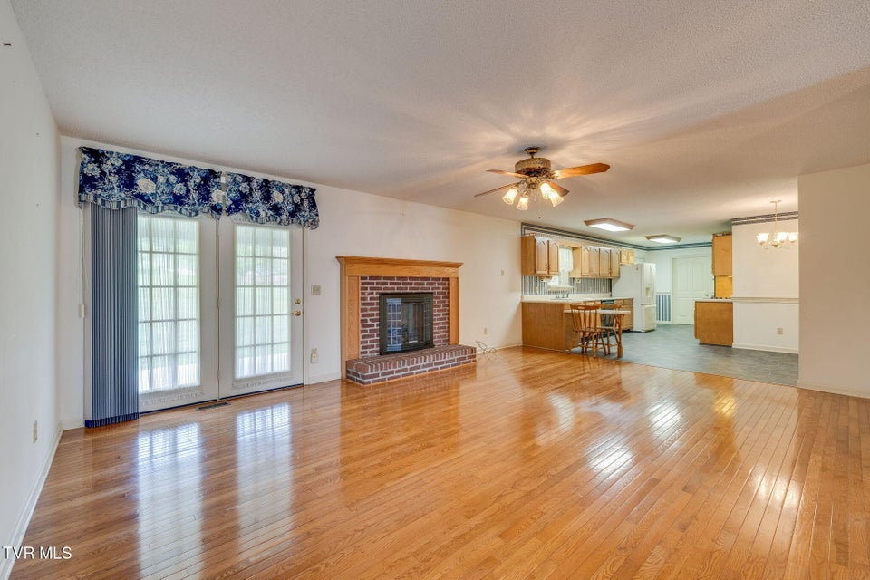 Photo #10: 2114 Bloomingdale Road