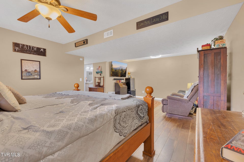 Photo #28: 222 Grandview Street